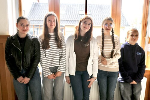 Danke allen Firmkandiat:innen die vor, während und nach dem Pfarrcafe mitgeholfen haben (Foto: © PAss. Peter Artl)