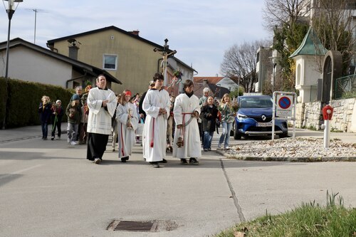 Anschließend führte die Prozession in die Stadtpfarrkirche Maria im Dorn, wo der Festgottesdienst gefeiert wurde (Foto: © PAss. Peter Artl)
