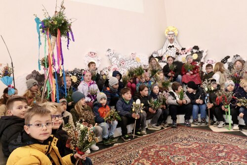 Erstkommunionkinder und auch unsere Firmlinge feierten mit ihren Palmbuschen mit (Foto: © PAss. Peter Artl)