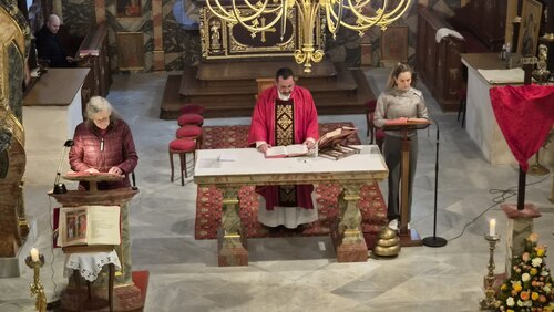 Verlesung der Leidensgeschichte Jesu: Priester – Worte Jesu, zwei Lektorinnen: Worte des Evangelisten und sonstiger Personen. (Bild: P. St.). 