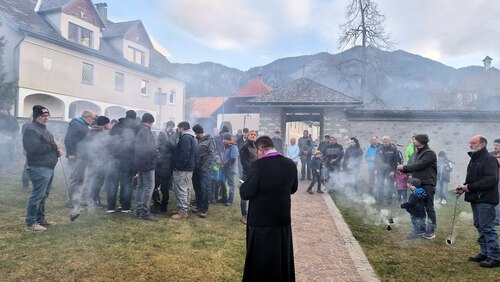 Karsamstag – Feuersegnung bei der Pfarrkirche. (Bild: P. St.). 
