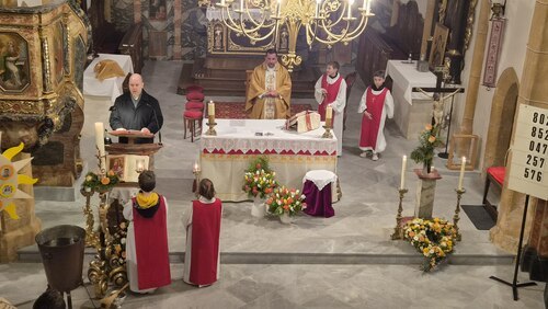 Osternacht – hl. Messe. Am Ambo Kantor Mag. Florian Moritsch. (Bild: P. St.).