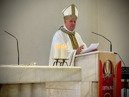 Abt Schreier stellte die Bedeutung der Mutter in den Mittelpunkt seiner Predigt (Foto: © PAss. Peter Artl)