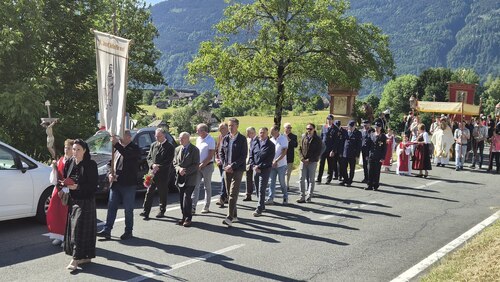 Prozession von der Kirche zum Bildstock und zurück zum Kirchenplatz. (Bild: St).