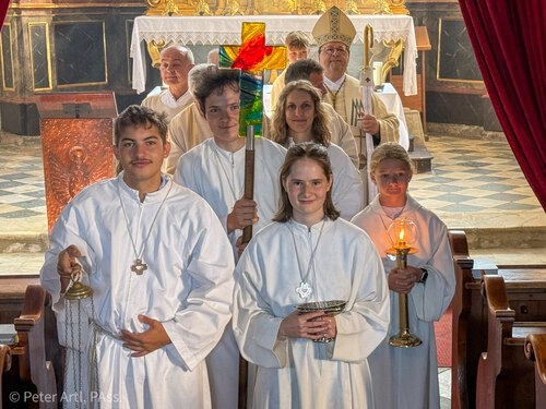 Zelebrant em. Abt Thomas Renner mit Klerus, den Ministranten und dem neuen Vortragekreuz (Foto: © PAss. Peter Artl)