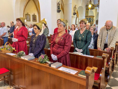 Abordnung der Goldhaubenfrauen, die das Fest mit ihrer Anwesenheit bereicherte (Foto: © PAss. Peter Artl)