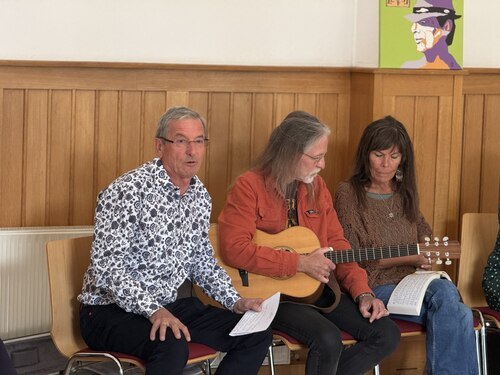 Harald Kölz und das Musikerehepaar Outi & Lee führten durch das Programm (Foto: © Tobias Artl)