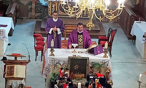 Heilige Messe am ersten Fastensonntag: Vor dem Volksaltar: das Leiden Jesu wird dargestellt. (P.St.).