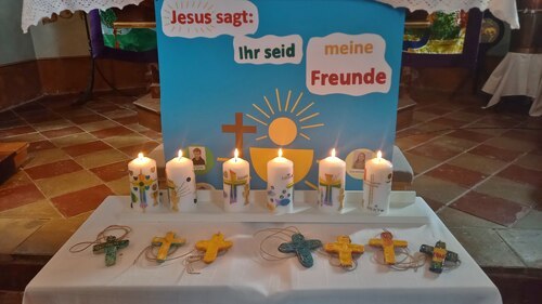 Erstkommunionskreuze und -kerzen<br />
(Foto: Rainer Furlan)