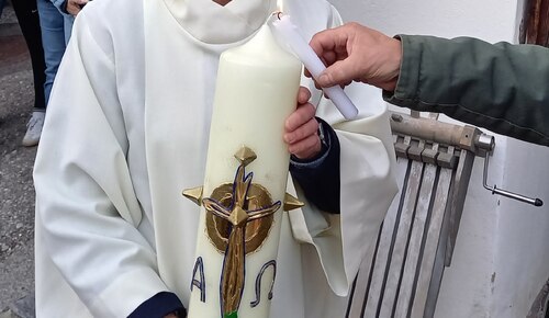 Entzünden der Osterkerze<br />
(Foto: Rainer Furlan)