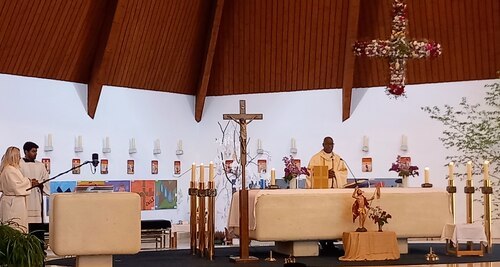 Pfarrer Charles feierte den Gottesdienst (© Foto: Pastoralhelferin Halyna Fito)