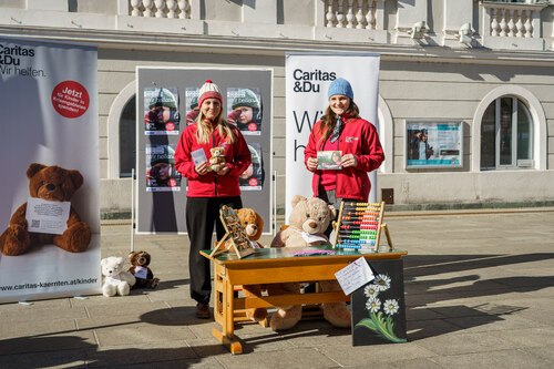 Erzählten mithilfe von Bären die Geschichte des kleinen Flurin im Kosovo, der ein Frühförderungszentrum besucht, das dringend auf Spenden angewiesen ist: Sarah Lerchster (re) von der youngCaritas und ihre Kollegin von der Auslandshilfe Bettina Zangl-Jagiello ( Foto: Caritas/Johannes Leitner)