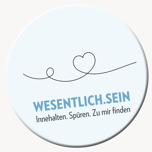 Das WESENTLICH.SEIN unterstützt darin, das eigene Leben bewusst zu gestalten und Verbundenheit mit sich selbst und anderen zu leben.