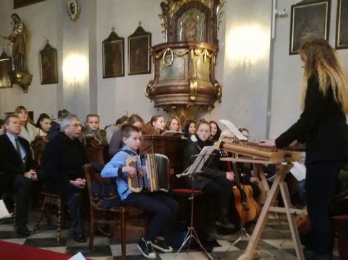 Schülerinnen und Schüler des Bischöflichen RG/ORG St. Ursula gestalteten den Festgottesdienst musikalisch mit (© Foto: RG/ORG St. Ursula)