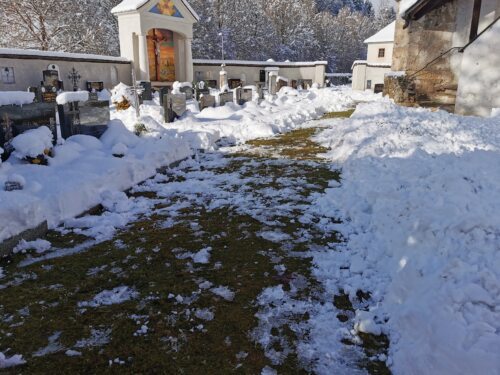 Dank an die Familie Borstner für das Ausschaufeln des Weges zur Pfarrkirche. • Zima je prišla, naporno kidanje snega. (Pfarrarchiv Neuhaus/ Suha){C}{C}{C}{C}{C}{C}{C}{C}{C}{C}<!--[if gte vml 1]><v:shapetype id=“_x0000_t75“
 coordsize=“21600,21600“ o:spt=“75“ o:preferrelative=“t“ path=“m@4@5l@4@11@9@11@9@5xe“
 filled=“f“ stroked=“f“>
 <v:stroke joinstyle=“miter“/>
 <v:formulas>
  <v:f eqn=“if lineDrawn pixelLineWidth 0“/>
  <v:f eqn=“sum @0 1 0“/>
  <v:f eqn=“sum 0 0 @1“/>
  <v:f eqn=“prod @2 1 2“/>
  <v:f eqn=“prod @3 21600 pixelWidth“/>
  <v:f eqn=“prod @3 21600 pixelHeight“/>
  <v:f eqn=“sum @0 0 1“/>
  <v:f eqn=“prod @6 1 2“/>
  <v:f eqn=“prod @7 21600 pixelWidth“/>
  <v:f eqn=“sum @8 21600 0“/>
  <v:f eqn=“prod @7 21600 pixelHeight“/>
  <v:f eqn=“sum @10 21600 0“/>
 </v:formulas>
 <v:path o:extrusionok=“f“ gradientshapeok=“t“ o:connecttype=“rect“/>
 <o:lock v:ext=“edit“ aspectratio=“t“/>
</v:shapetype><v:shape id=“Grafik_x0020_1“ o:spid=“_x0000_i1025“ type=“#_x0000_t75“
 style=“width:11.25pt;height:11.25pt;visibility:visible;mso-wrap-style:square“>
 <v:imagedata src=“file:///C:/Users/Miha/AppData/Local/Temp/msohtmlclip1/01/clip_image001.gif“
  o:title=““/>
</v:shape><![endif]-->