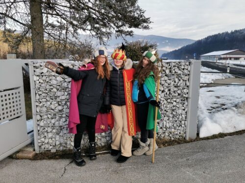 Die Freude beim Sternsingen • Veselje pri trikraljevskem petju (Foto: Pfarrarchiv Neuhaus/ Suha)