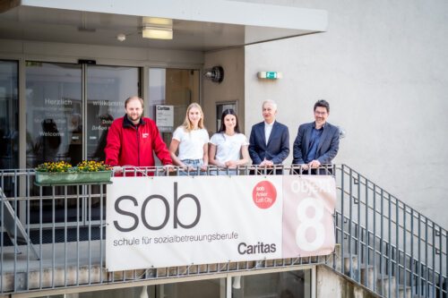 Die Teilnehmer*innen an der Pressekonferenz, darunter aktuelle und ehemalige Schüler*innen der Caritas Schulen, verweisen auf die Ausnahmesituation im Bereich der Pflege (Foto: Caritas Glanzl)