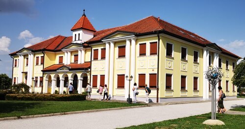 Pfarrhof in Črenšovci mit Schulklassen für 280 Schüler des Religionsunterrichts • Vabilo v lepo župnišče