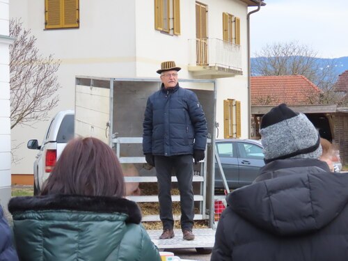 Lustige Schweineversteigerung am Dorfplatz Schwabegg 