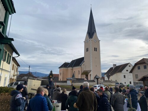 Vor der Pfarrkirche Schwabegg • Pred farno cerkvijo Žvabek (Foto: Pfarrarchiv Schwabegg Žvabek)