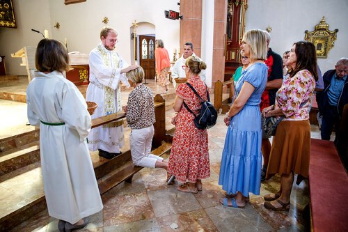 Luca Fian spendet den Primizsegen: <a data-cke-saved-href=“https://www.kath-kirche-kaernten.at/pfarren/detail/C3258/nachprimiz-von-neupriester-luca-fian“ href=“https://www.kath-kirche-kaernten.at/pfarren/detail/C3258/nachprimiz-von-neupriester-luca-fian“>https://www.kath-kirche-kaernten.at/pfarren/detail/C3258/nachprimiz-von-neupriester-luca-fian</a> - Foto: © Georg Brandstätter Luca Fian spendet den Primizsegen: <a data-cke-saved-href=“https://www.kath-kirche-kaernten.at/pfarren/detail/C3258/nachprimiz-von-neupriester-luca-fian“ href=“https://www.kath-kirche-kaernten.at/pfarren/detail/C3258/nachprimiz-von-neupriester-luca-fian“>https://www.kath-kirche-kaernten.at/pfarren/detail/C3258/nachprimiz-von-neupriester-luca-fian</a> - Foto: © Georg Brandstätter