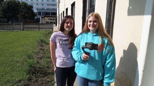 Zwei von vier Schülerinnen der HTL Villach, die sich für das Projekt “Digitaler Kirchenführerer“ begeistern haben lassen.<br />
Foto: P. Emmanuel-Maria Fitz OFM
