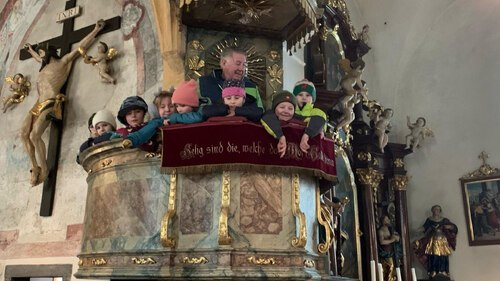 Kirchenführung der Erstkommunionkinder mit Herrn Albert Schellander (© Foto: Martina Ranner)