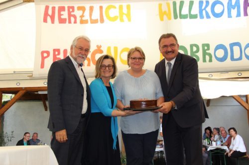 Zweiter Landtagspräsident Jakob Strauß (re) mit Caritasdirektor Josef Marketz und den Gregorhof-Leiterinnen Gabriela Micheuz und Christine Abel-Hrovat - Foto: Simon Trießnig/Caritas