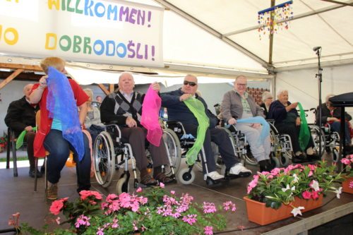 Die Bewohnerinnen und Bewohner gestalteten mit einem Sitztanz das Jubiläumsfest mit - Foto: Simon Trießnig/Caritas