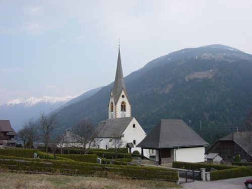 Pfarre Rangersdorf Pfarrpatronat: Hll. Petrus und Paulus  Mesnerin: Frau Herta Kerschbaumer Tel. 0676/9233038   Urkundlich wurde das Gotteshaus, dass den hl. Petrus und hl. Paulus geweiht ist, zwischen 1006 und 1039 erbaut. Chor mit 5/8 Schluss; Südturm mit Maßwerkfenstern und Spitzgiebelhelm; 3jochiges Langhaus; Westjoch in der Barockzeit angebaut. Strebepfeiler am Chor einfach abgetreppt, am Langhaus glatt. Im Westjoch Gratgewölbe; Emporeneinbau 18. Jh. Spätgotik. Freskofragment Flucht nach Ägypten an der Nordwand des östlichen Langhausjoches. Der Flügelaltar von 1425 mit Szenen aus der Legende des hl. Petrus und hl. Paulus, ältester erhaltener Flügelaltar Kärntens, steht im Diözesanmuseum in Klagenfurt. 