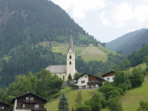 Pfarre Mörtschach Pfarrpatronat: St. Leonhard  Mesnerin: Frau Riesslegger Annemarie Tel.: 04826/228   Die Pfarrkirche die dem hl. Leonhard geweiht ist, steht auf einen Hügel. Erbaut wurde sie im Jahre 1516. (Inschrift am Westportal) Mittelgroße Spätgotik. Einschiffiges 4jochiges Langhaus mit 2fach abgetreppten Strebepfeilern. Chor mit 5/8 Schluss, Südturm mit Spitzbogenfenstern und Spitzgiebelhelm. Westportal mit Gewände aus Serpentin, spitzbogig, Rundstabrahmung, mit Jahreszahl 1516 Wappen und Weihekreuz 