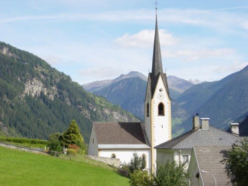 Das den Hl. Laurentius und Martin geweihte Gotteshaus findet erstmals 1115 als Filialkirche von Stall urkundliche Erwähnung. Nach der südseitigen Erweiterung um 1510 wurde der Sakralbau am 18. Juni 1516 durch Berthold von Chiemsee zu Ehren der heutigen Kirchenpatrone geweiht. Schriftliche Quellen belegen, dass das Gotteshaus jedoch bereits sechs Tage nach der Weihe ein Raub der Flammen wurde. Die wieder aufgebaute Kirche wurde am 3. September 1521 durch Bischof Berthold von Chiemsee erneut geweiht. 1787 wurde Winklern im Rahmen der josephinischen Pfarrregulierung von der Mutterpfarre Stall, die pfarrlich von Salzburg aus verwaltet wurde, abgetrennt und zur selbständigen Pfarre erhoben. 1789 wurde die Pfarre Winklern von der Erzdiözese Salzburg in die Verwaltung der Diözese Gurk übergeben. Um 1800 wurde die Pfarrkirche erneut umgestaltet und vermutlich nach Westen erweitert. Ende des 19. Jhdts wurde mit dem Umbau des Innenraums im Geiste der Neugotik begonnen, der 1908 abgeschlossen werden konnte.