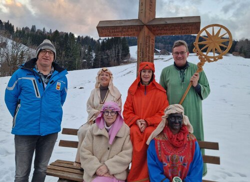 Am Foto: der verlässlichste aller Chauffeure, „OHR1“ Georg Berger, dann Elisabeth Gailer, Renate Berger, Conny und Christian Lederer und vorne – heute nur mehr selten als „Mohr“ artikuliert – Sissy Praster. „Wir bedanken uns für die freundlichen Aufnahmen alle Jahre wieder und bei der Firma AlphaTech für’s Auto!“