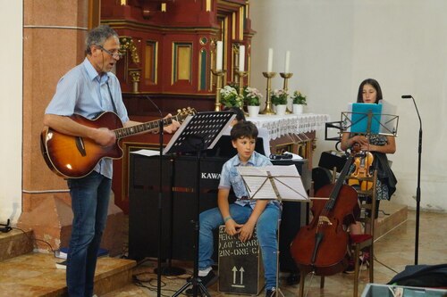 Foto: P. Emmanuel-Maria Fitz OFM<br />
Familie Walcher gestaltet musikalisch die Lobpreisstunde.