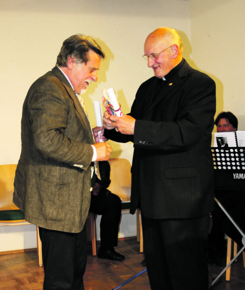 Pfr. Otto Gritsch ehrt Armin Egger. (© Foto: Privat)