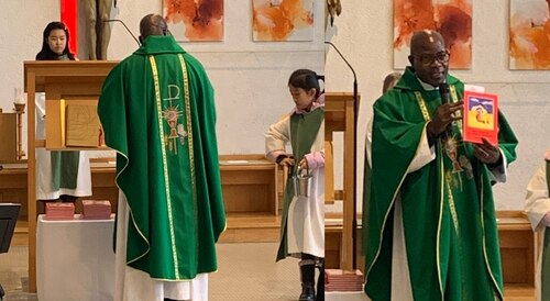 Die Kinderbibeln wurden von Dr. Mubiru gesegnet (Foto:Halyna Fito)