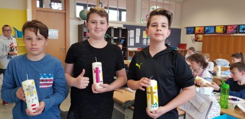 Mit viel Freude zeigen Nico, Luca und Mike ihre Osterkerzen. Mit viel Freude zeigen Nico, Luca und Mike ihre Osterkerzen.