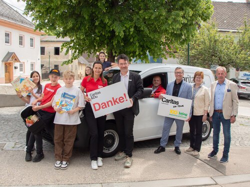 Das Lerncafé kommt als umweltfreundliches E-Fahrzeug aufs Land: Caritasdirektor Ernst Sandriesser (5.v.re), das „100 Jahre Kelag Gemeinnützige Privatstiftung“-Mitglied des Vorstands Andreas Grießer (3.v.re) , Johann Krainer (4.v.re) und Roberta Striedinger (beide Caritas) sowie die Bürgermeister*innen Gabriele Dörflinger (2.v.re) und Harald Tellian (re) mit Lerncafé-Kindern bei der Präsentation. Foto: Caritas Das Lerncafé kommt als umweltfreundliches E-Fahrzeug aufs Land: Caritasdirektor Ernst Sandriesser (5.v.re), das „100 Jahre Kelag Gemeinnützige Privatstiftung“-Mitglied des Vorstands Andreas Grießer (3.v.re) , Johann Krainer (4.v.re) und Roberta Striedinger (beide Caritas) sowie die Bürgermeister*innen Gabriele Dörflinger (2.v.re) und Harald Tellian (re) mit Lerncafé-Kindern bei der Präsentation. Foto: Caritas