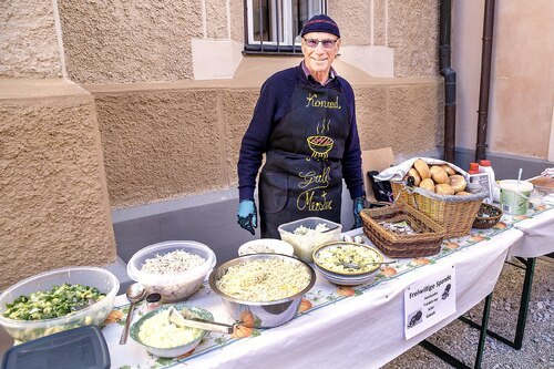 Foto 30: Konrad Bürger und seine Frau Isabella sowie viele andere Menschen sind stets eine wertvolle Stütze bei den verschiedenen Veranstaltungen in St. Nikolai. Vergelt“s Gott! - © Foto: Georg Brandstätter<br />
Bilder zum Fastensuppenessen gibt es unter <a data-cke-saved-href=“https://www.kath-kirche-kaernten.at/backend.php?/cp/publish/edit/entry/177583/intranet/eintraege“ href=“https://www.kath-kirche-kaernten.at/backend.php?/cp/publish/edit/entry/177583/intranet/eintraege“>https://www.kath-kirche-kaernten.at/backend.php?/cp/publish/edit/entry/177583/intranet/eintraege</a> zu sehen. Bilder zum Erntedankfest finden Sie hier: <a data-cke-saved-href=“https://www.kath-kirche-kaernten.at/pfarren/detail/C3258/erntedankfest72“ href=“https://www.kath-kirche-kaernten.at/pfarren/detail/C3258/erntedankfest72“>https://www.kath-kirche-kaernten.at/pfarren/detail/C3258/erntedankfest72</a> Foto 30: Konrad Bürger und seine Frau Isabella sowie viele andere Menschen sind stets eine wertvolle Stütze bei den verschiedenen Veranstaltungen in St. Nikolai. Vergelt“s Gott! - © Foto: Georg Brandstätter<br />
Bilder zum Fastensuppenessen gibt es unter <a data-cke-saved-href=“https://www.kath-kirche-kaernten.at/backend.php?/cp/publish/edit/entry/177583/intranet/eintraege“ href=“https://www.kath-kirche-kaernten.at/backend.php?/cp/publish/edit/entry/177583/intranet/eintraege“>https://www.kath-kirche-kaernten.at/backend.php?/cp/publish/edit/entry/177583/intranet/eintraege</a> zu sehen. Bilder zum Erntedankfest finden Sie hier: <a data-cke-saved-href=“https://www.kath-kirche-kaernten.at/pfarren/detail/C3258/erntedankfest72“ href=“https://www.kath-kirche-kaernten.at/pfarren/detail/C3258/erntedankfest72“>https://www.kath-kirche-kaernten.at/pfarren/detail/C3258/erntedankfest72</a>