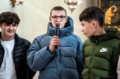 Am Christkönigssonntag, 24. November 2024, stellten sich die Jugendlichen beim Gottesdienst vor, die 2025 das Sakrament der Firmung empfangen werden: <a data-cke-saved-href=“https://www.kath-kirche-kaernten.at/pfarren/detail/C3258/jugendliche-stellen-sich-vor“ href=“https://www.kath-kirche-kaernten.at/pfarren/detail/C3258/jugendliche-stellen-sich-vor“>https://www.kath-kirche-kaernten.at/pfarren/detail/C3258/jugendliche-stellen-sich-vor</a> - Foto: © Georg Brandstätter Am Christkönigssonntag, 24. November 2024, stellten sich die Jugendlichen beim Gottesdienst vor, die 2025 das Sakrament der Firmung empfangen werden: <a data-cke-saved-href=“https://www.kath-kirche-kaernten.at/pfarren/detail/C3258/jugendliche-stellen-sich-vor“ href=“https://www.kath-kirche-kaernten.at/pfarren/detail/C3258/jugendliche-stellen-sich-vor“>https://www.kath-kirche-kaernten.at/pfarren/detail/C3258/jugendliche-stellen-sich-vor</a> - Foto: © Georg Brandstätter