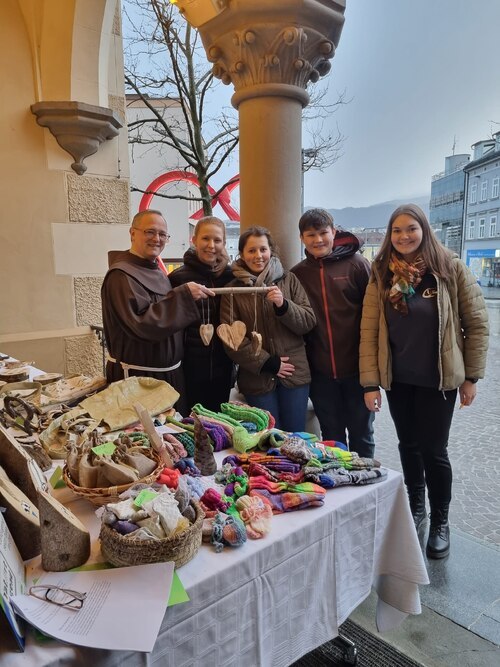 Die <strong>Landjugend Fellach</strong> bot a selbstgemachte für Familien in Not an. - Foto: © Monika Dreger Die <strong>Landjugend Fellach</strong> bot a selbstgemachte für Familien in Not an. - Foto: © Monika Dreger