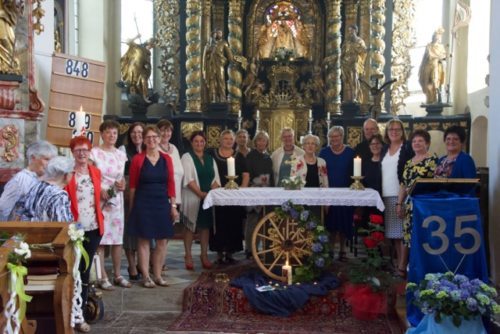 Gruppenfoto der kfb-Frauen vor dem Hochaltar der Wallfahrtskirche Maria Rojach (Frau Helmtraud Weber)