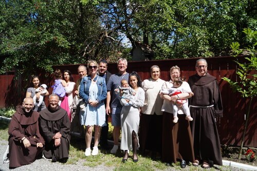 Dank der liebevollen Fürsorge der <strong>Schwestern </strong>erfahren die jungen <strong>Frauen </strong>mit ihren <strong>Kindern </strong>ein Stück Heimat und Heilung. - Foto: © Monika Dreger Dank der liebevollen Fürsorge der <strong>Schwestern </strong>erfahren die jungen <strong>Frauen </strong>mit ihren <strong>Kindern </strong>ein Stück Heimat und Heilung. - Foto: © Monika Dreger