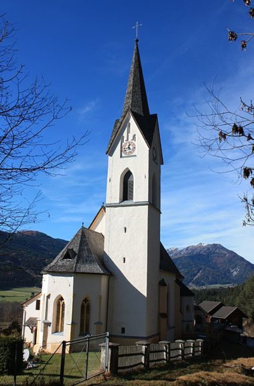 Das Kirchenschiff besteht aus einem gotischen Chor aus dem 15. bis 16. Jahrhundert und einem in den Jahren 1866 bis 1869 gebauten Querhaus sowie dem dreijochigen Langhaus im neugotischen Stil. Der zweijochige Chor mit 3/8-Schluss hat zweiteilige Spitzbogenfenster mit erneuerten Maßwerk und dreikantige, einfach abgestrebte Strebepfeiler. An der Südseite der Kirche wird ein Christopherus-Bild aus dem Jahre 1665 durch die Sakristei verdeckt. Der massige Turm mit Mauerschlitzen besitzt spitzbogige Schallfenster und ist mit einem achtseitigen Spitzgiebelhelm bekrönt.  Über dem Chor erstreckt sich ein Netzrippengewölbe. Auf der Nordseite ist ein Sakramentshäuschen mit gotischen Rautengitter eingelassen. Der eingezogene, spitzbogige Triumphbogen schließt den Chor ab.  Quelle:Wikipedia  