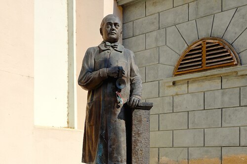 Denkmal vor der Basilika Güssing. Im Hintergrund der Zugang zur Batthyány-Familiengruft.<br />
Foto: C.Stadler/Bwag Denkmal vor der Basilika Güssing. Im Hintergrund der Zugang zur Batthyány-Familiengruft.<br />
Foto: C.Stadler/Bwag