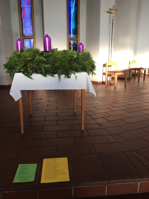 Der Adventkranz in der Don Boscokirche<br />
Foto: Edeltraud Tschauko