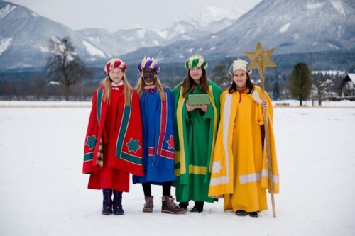 20 -C+M+B- 19 - “Christus Mansionem Benedicat” - Die Sternsinger/-innen bringen auch heuer wieder im Rahmen der Dreikönigsaktion Segen ins Haus und sammelten für eine gerechtere Welt. (© Foto: Pfarre Ludmannsdorf/Bilčovs - Reichmann)