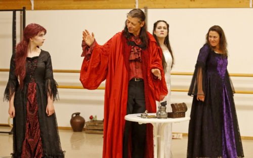 Dracula Graf Vlad von Szeklys ist im Einsatz für seine große Liebe kein Mittel zu schade. Dracula Graf Vlad von Szeklys ist im Einsatz für seine große Liebe kein Mittel zu schade.