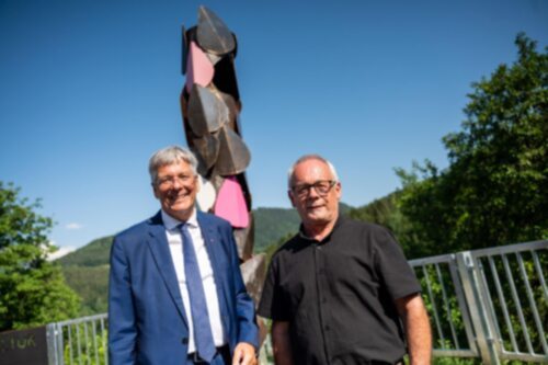 Landeshauptmann Dr. Peter Kaiser und der Kunstschaffende Helmut Blažej • Deželni glavar z ustvarjalcem umetnine (Foto: LPD Kärnten) Landeshauptmann Dr. Peter Kaiser und der Kunstschaffende Helmut Blažej • Deželni glavar z ustvarjalcem umetnine (Foto: LPD Kärnten)