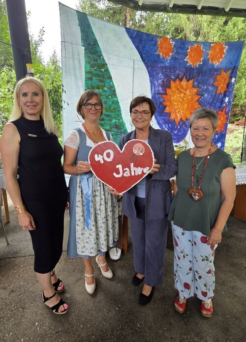 Caritas Bereichsleiterin der stationären Betreuung und Pflege Donata Rössler-Merlin freut sich gemeinsam mit der Hausleitung Sara Koch, Landesrätin Dr.in Beate Prettner und Gemeindevorständin Annemarie Sitter über 40 Jahre Haus Klara v.l.n.r. (Fotokredit: Caritas Kärnten)